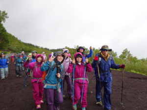 富士登山をする社員たち