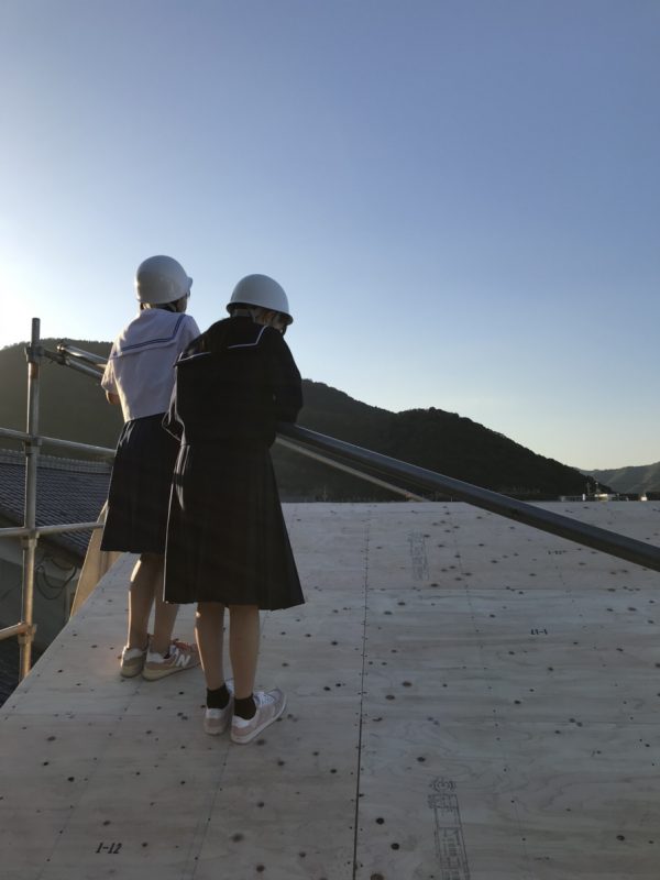 上棟の記念に屋根の上で写真撮影