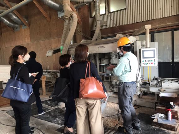 プレカット工場見学。小学生の社会科見学みたいでしたが・・・笑