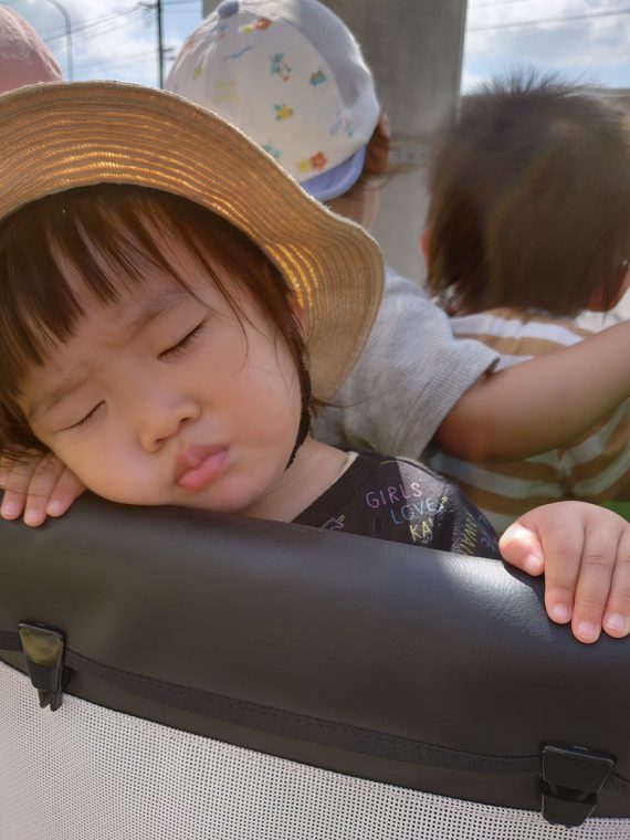 帰りはウトウト｜SAKAIみらいほいくえん 園外保育で稲刈り体験